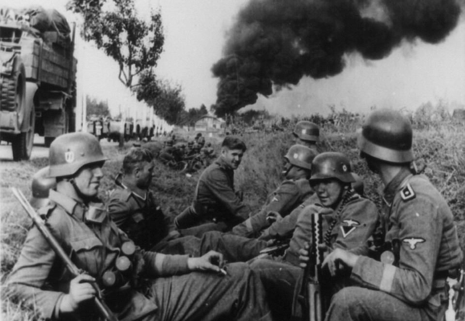Soldiers-of-the-SS-Leibstandarte-Adolf-Hitler-Division-resting-in-a-ditch-alongside-a-road-on-the-way-to-Pabianice-during-the-invasion-of-Poland-in-1939_